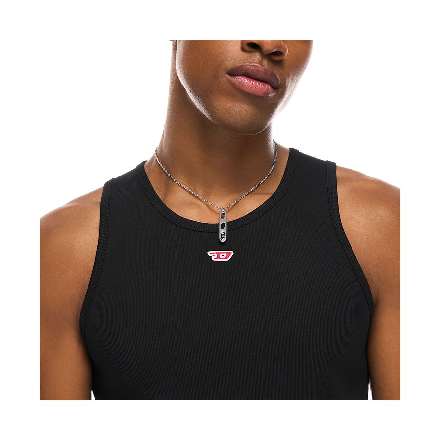 Diesel halsband i rostfritt stål med kedja och hänge. Hänget visar den röd-vita Diesel-logotypen.