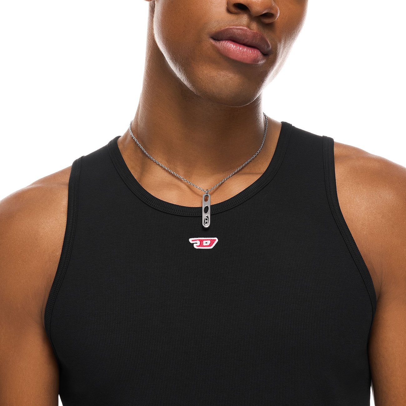 Diesel halsband i rostfritt stål med kedja och hänge. Hänget visar den röd-vita Diesel-logotypen.