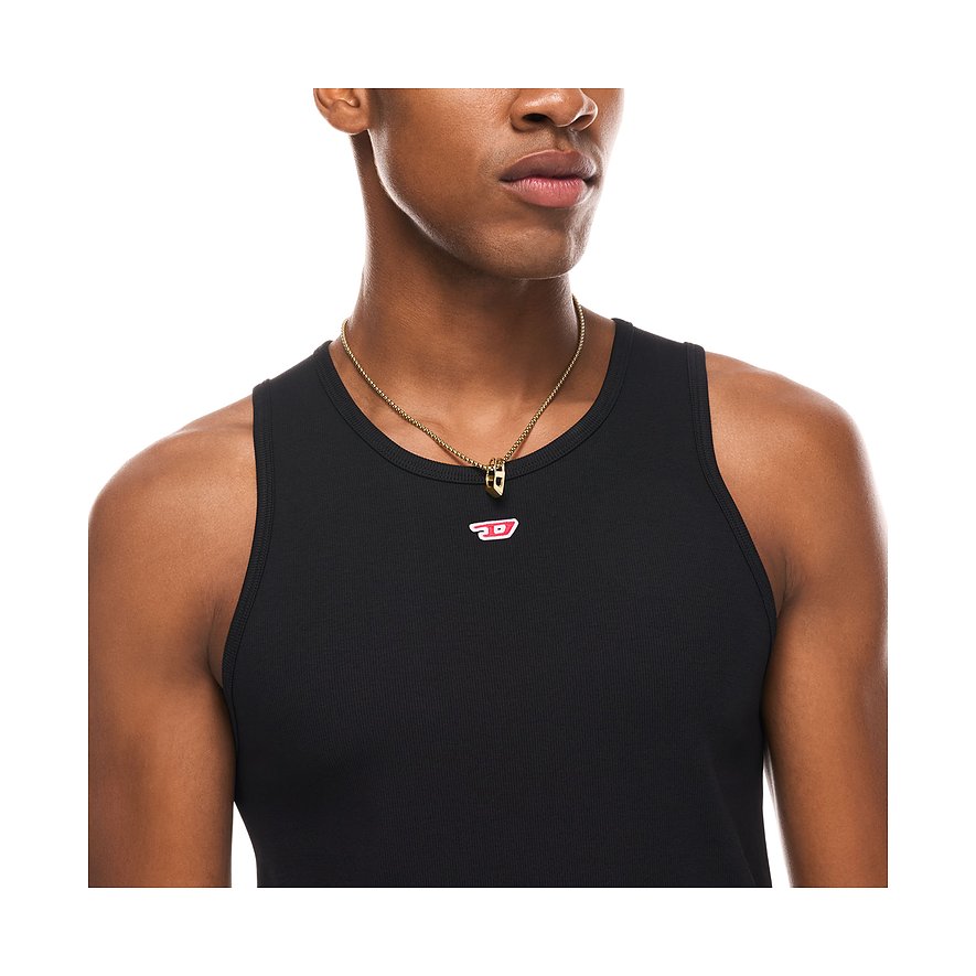 Diesel halsband i guldfärgat rostfritt stål med D-logohänge, buret av en man i svart linne.