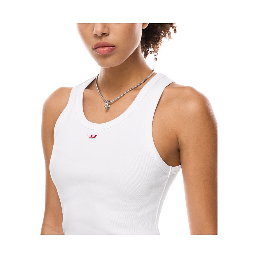 Närbild på en person som bär ett Diesel-halsband i rostfritt stål med ett elegant, skulpturalt hänge.