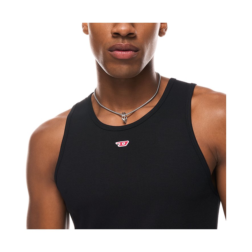 Närbild på en man som bär ett Diesel halsband i rostfritt stål. Smycket har ett litet hänge.