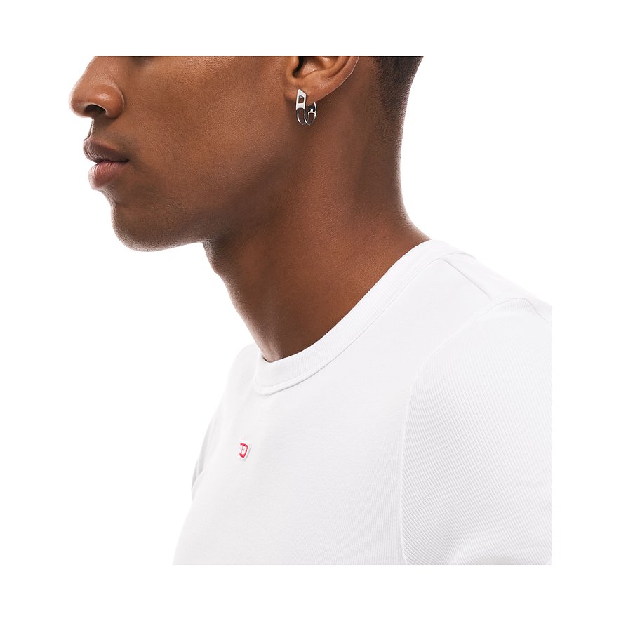 Närbild på en man som bär ett silverfärgat Diesel 