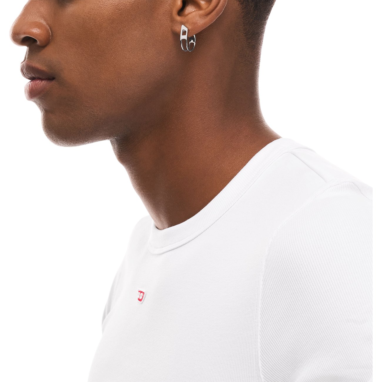 Närbild på en man som bär ett silverfärgat Diesel 