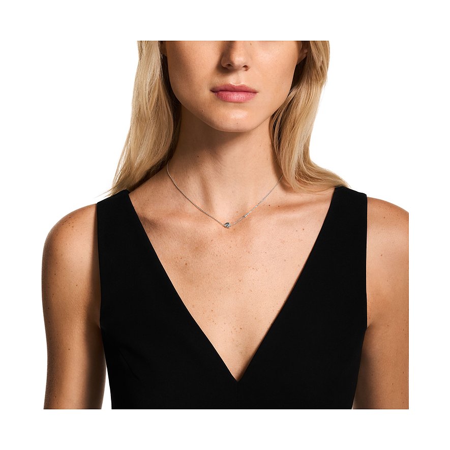 Eine Frau trägt die Emporio Armani Halskette aus 925er Silber mit kleinem runden Anhänger und klarem Schmuckstein.