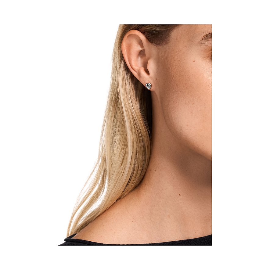 Primo piano di donna bionda con singolo orecchino tondo Emporio Armani in argento 925.