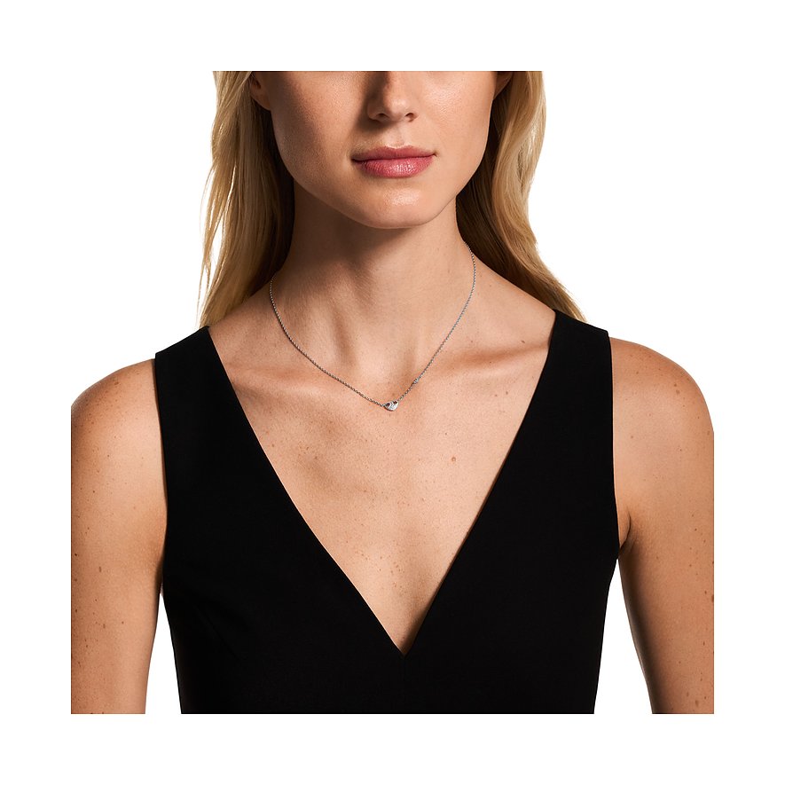 Nahaufnahme einer Frau mit eleganter Emporio Armani 925er Silberhalskette und Zirkonia-Farbstein-Anhänger.