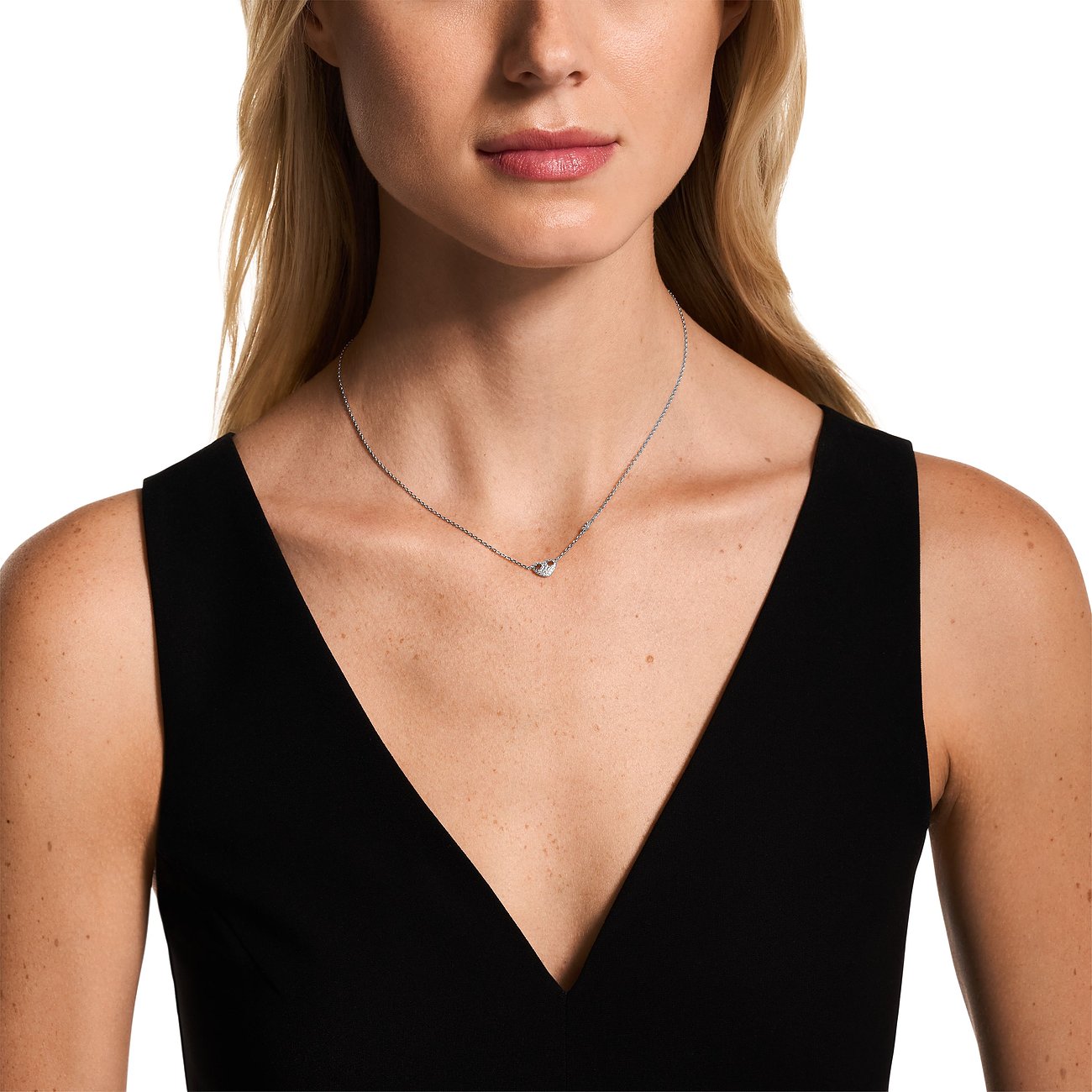 Nahaufnahme einer Frau mit eleganter Emporio Armani 925er Silberhalskette und Zirkonia-Farbstein-Anhänger.