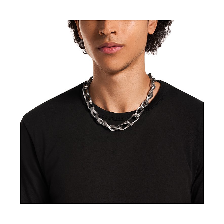 Un uomo indossa una collana Emporio Armani in acciaio inossidabile con grandi maglie intrecciate.