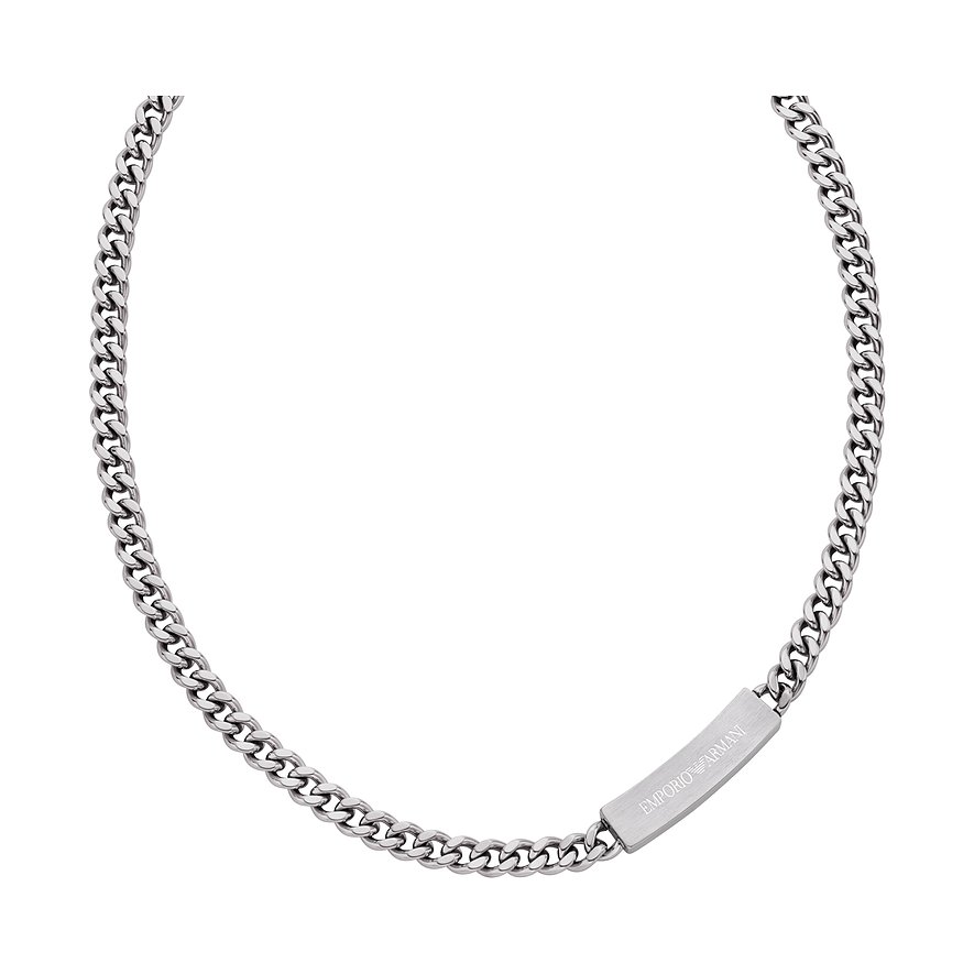 Emporio Armani Halsschmuck aus Edelstahl, eine Kette mit einem Gravur-Plättchen, auf weißem Hintergrund.