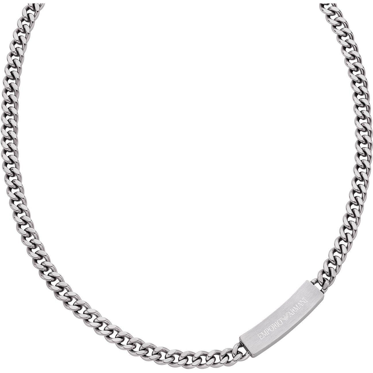 Emporio Armani Halsschmuck aus Edelstahl, eine Kette mit einem Gravur-Plättchen, auf weißem Hintergrund.