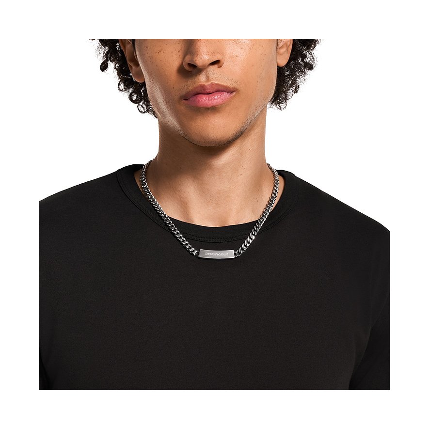 Model trägt silberfarbene Emporio Armani Halskette aus Edelstahl mit breiter Gliederung und kleinem Namensschild.