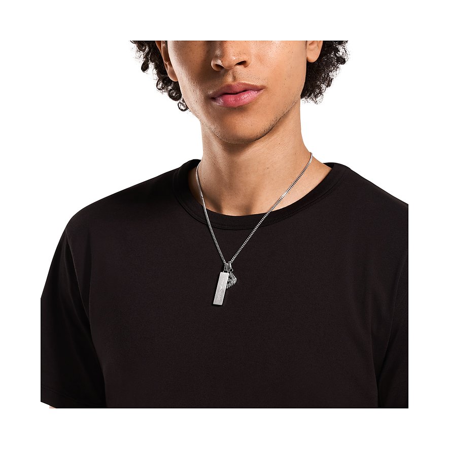 Homme en T-shirt noir portant un collier Emporio Armani en acier inoxydable avec pendentifs barre et aigle.