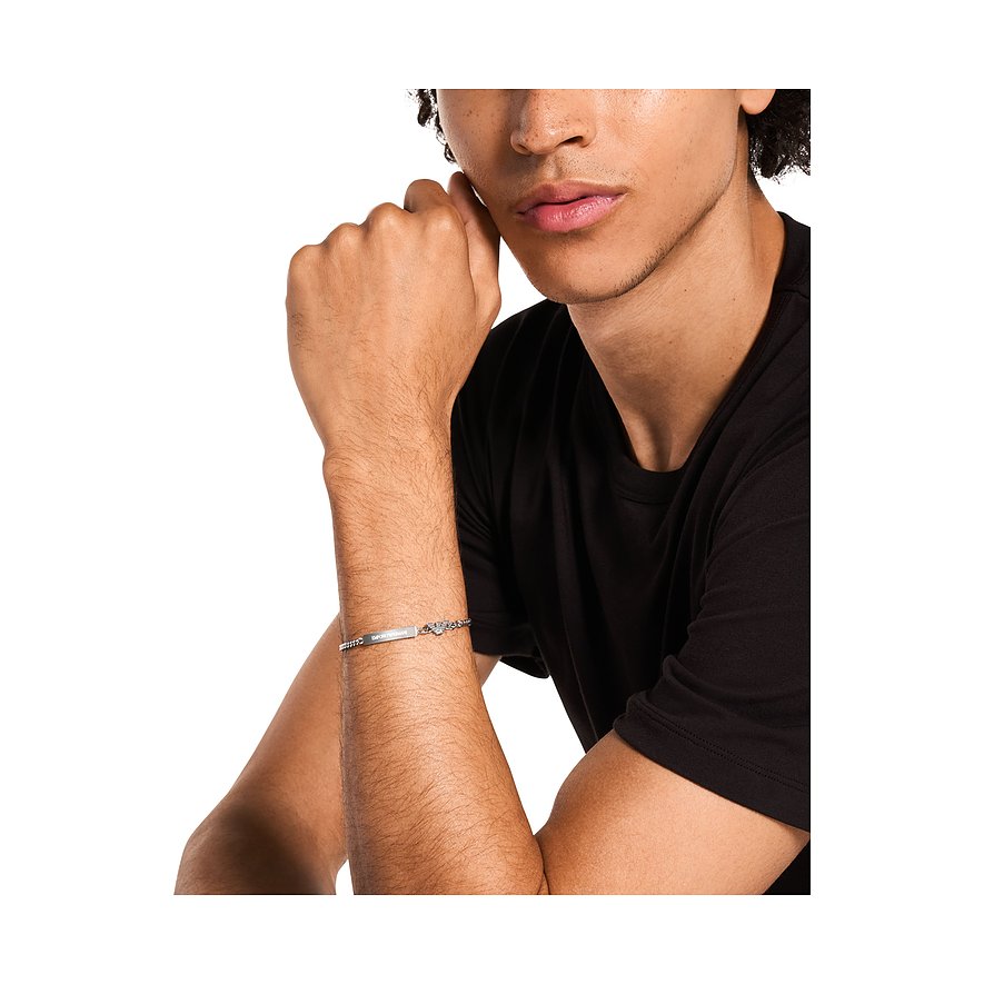 Et sølvfarvet Emporio Armani armbånd i rustfrit stål på en mands håndled.