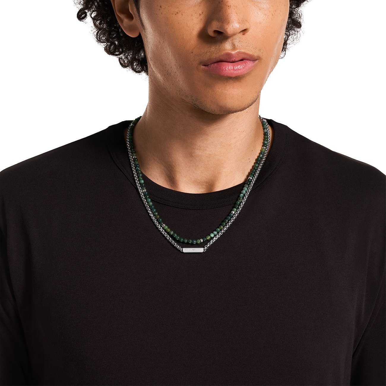 Emporio Armani halsband i rostfritt stål och agat, dubbel kedja, presenterat på en skyltdocka.