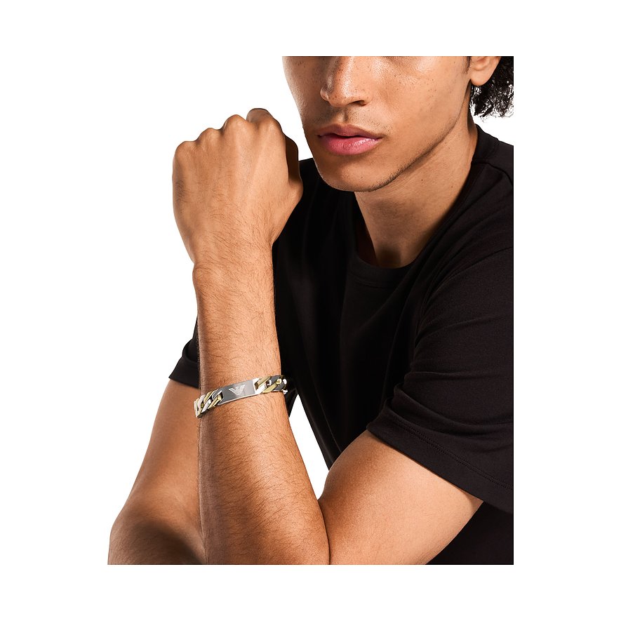 Ein Emporio Armani Armschmuck aus Edelstahl, ein Armband, wird von einem Mann am Handgelenk getragen.