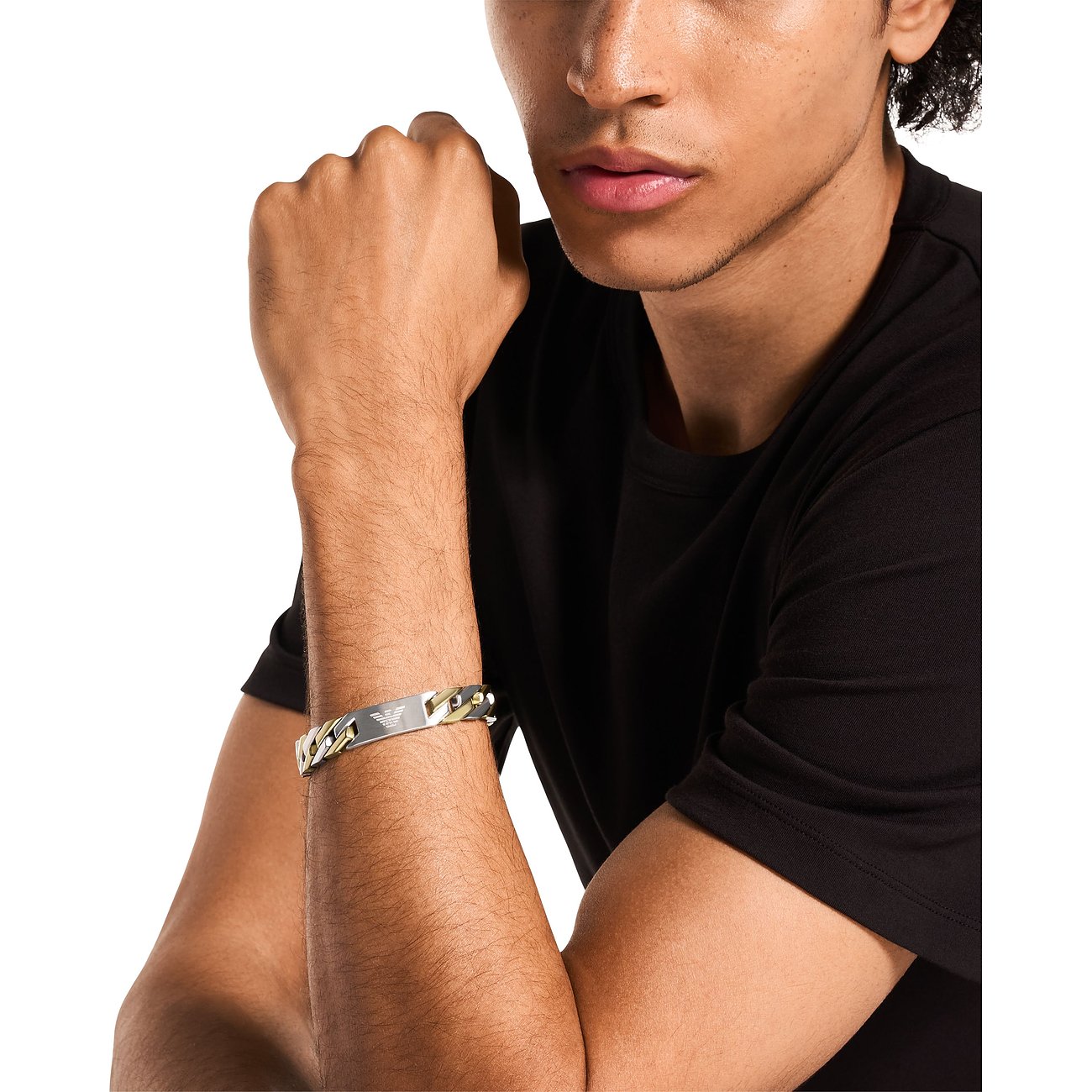Ein Emporio Armani Armschmuck aus Edelstahl, ein Armband, wird von einem Mann am Handgelenk getragen.