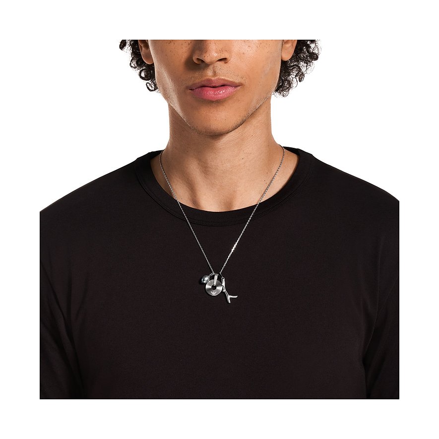 Emporio Armani Edelstahlkette mit runden und geformten Anhängern, einer davon mit Perle, getragen von einem Model.