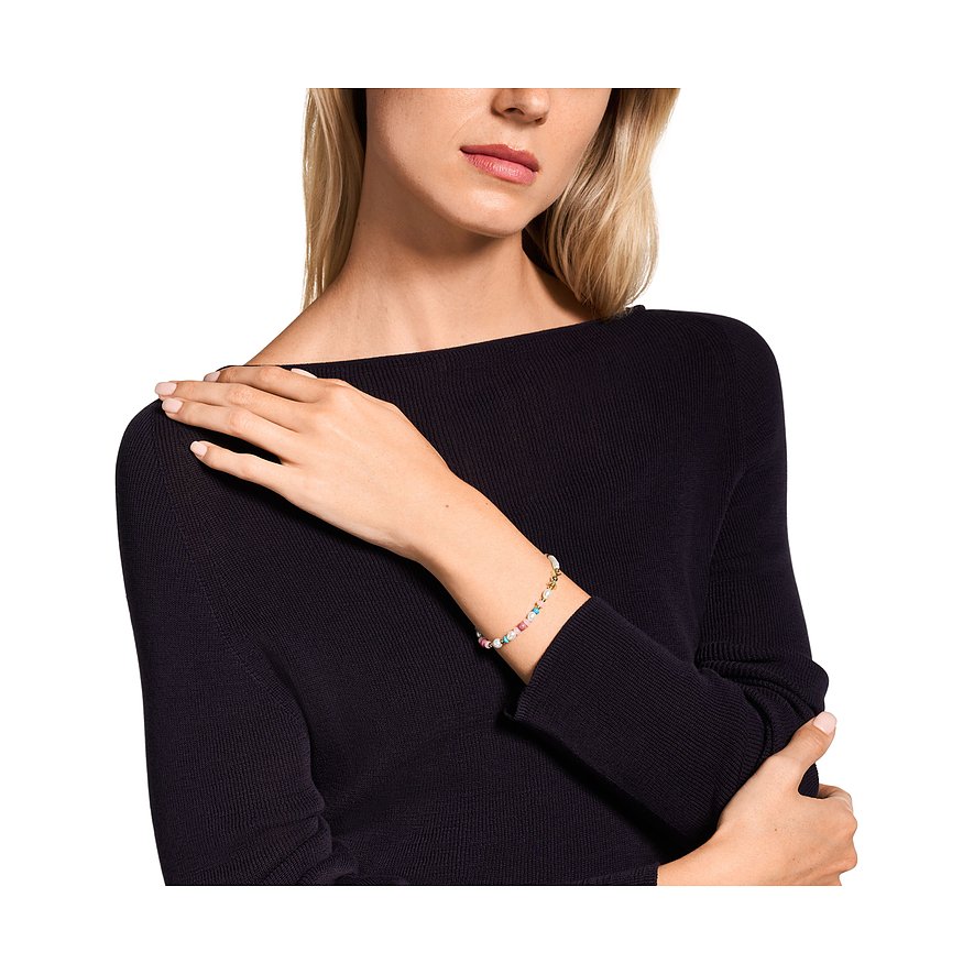Eine Frau trägt ein Armband von Emporio Armani aus farbigem Metall mit verschiedenfarbigen Rosenquarz-Farbsteinen.