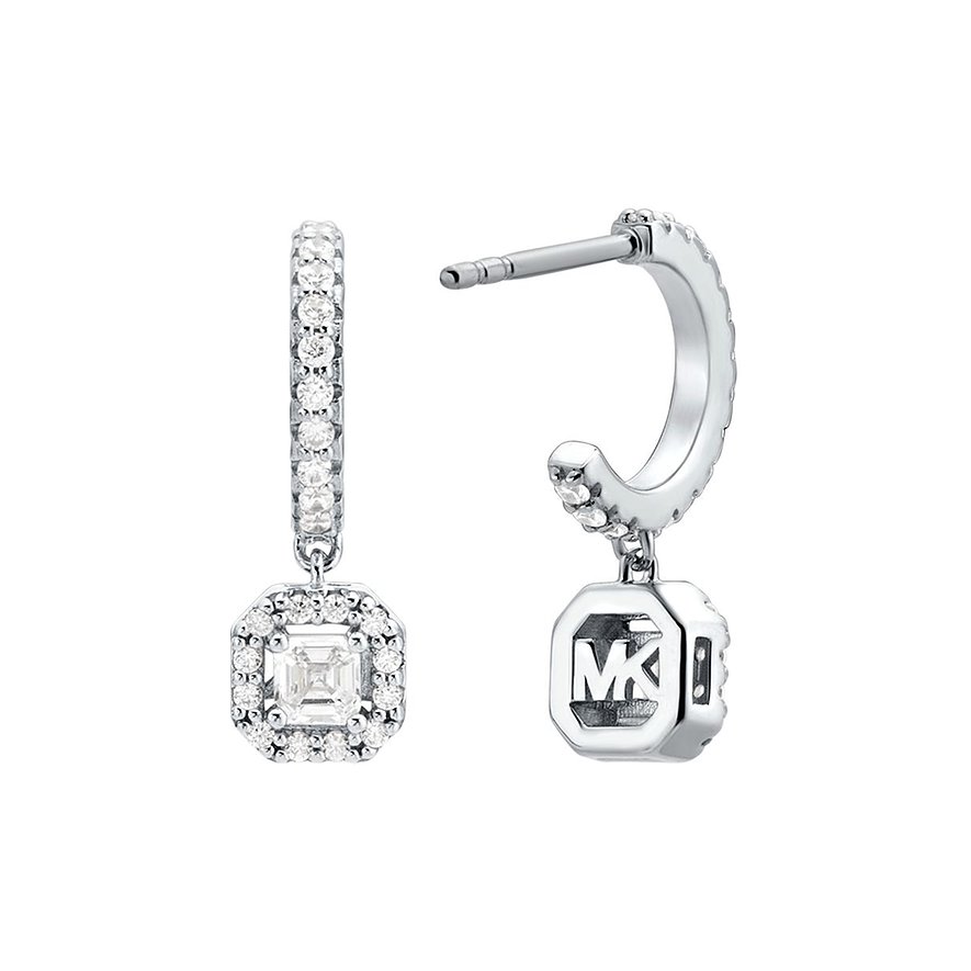 Un paio di orecchini pendenti Michael Kors in argento con zirconi. L'orecchino sinistro presenta un ciondolo quadrato.