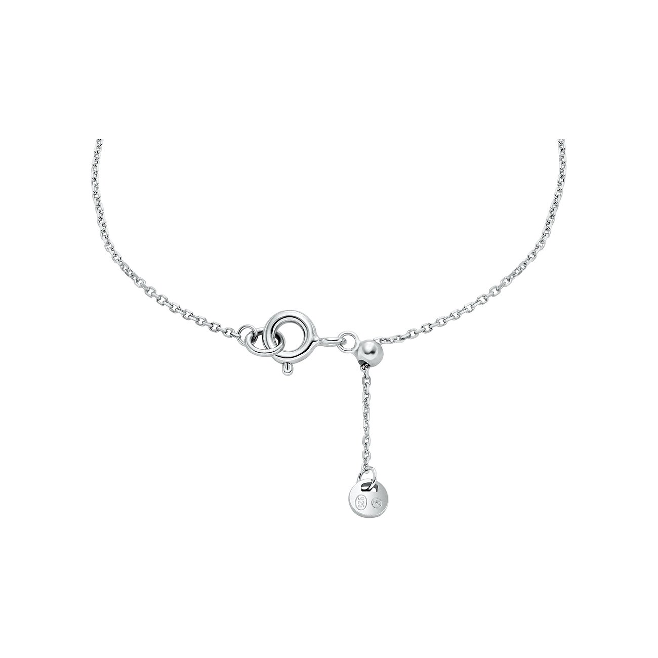 Nahaufnahme der Schließe mit Michael Kors Logo-Plakette an einem silbernen Armband