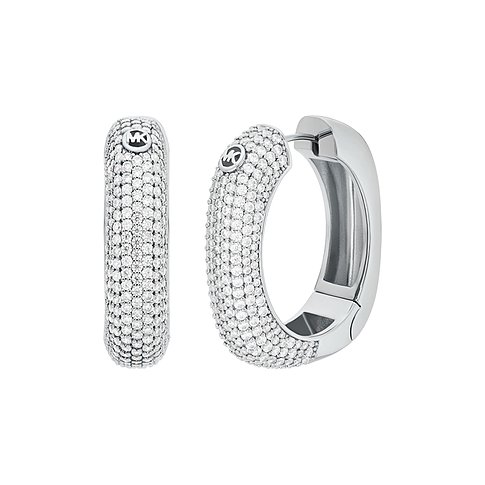 Zwei Michael Kors Creolen aus Metall, die mit zahlreichen Zirkonia besetzt sind, auf einem weißen Hintergrund.