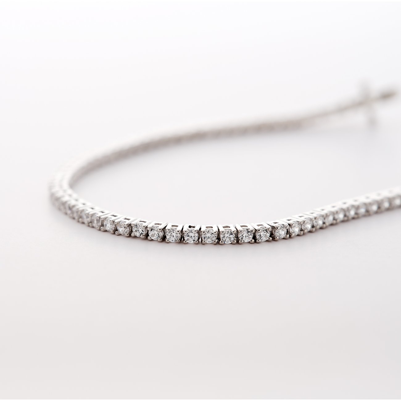 CHRIST Armband aus 585er Weißgold mit Diamanten, eine Nahaufnahme des funkelnden Armschmucks auf weißem Untergrund.