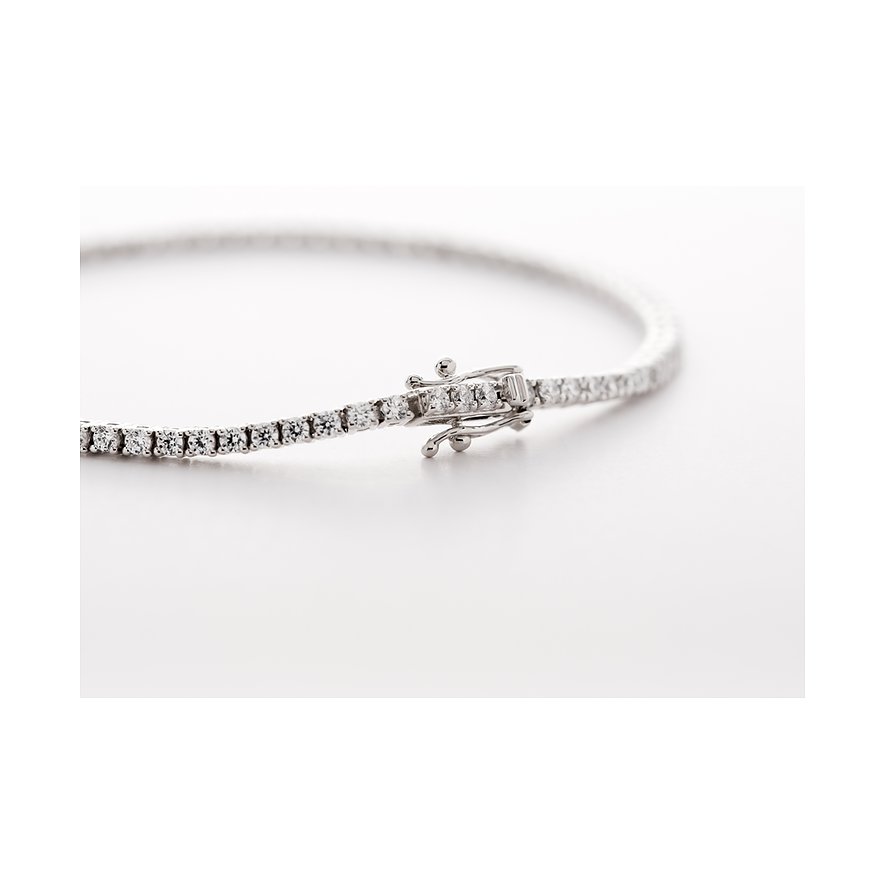 Nahaufnahme eines CHRIST Tennisarmband aus 585er Weißgold, besetzt mit funkelnden Diamanten, der Verschluss ist mittig.
