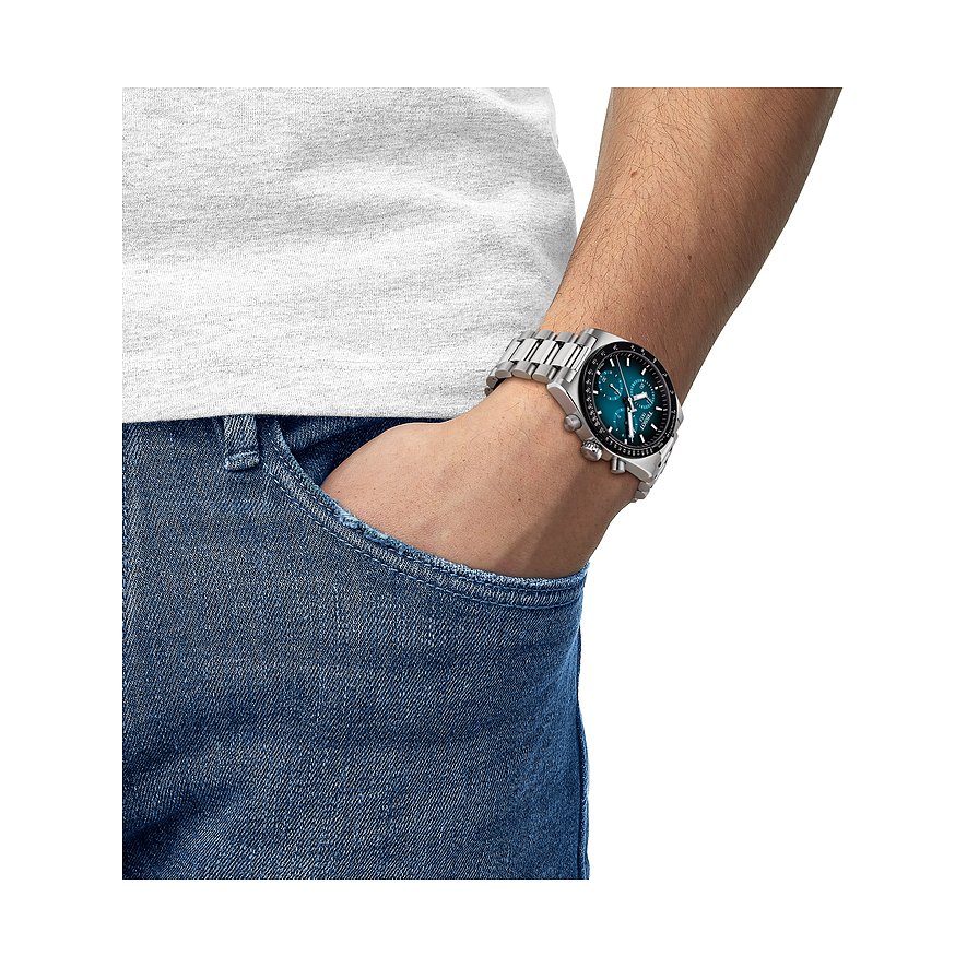 Ein Mannequin trägt eine Tissot Herrenuhr aus blauem Edelstahl mit einem Zifferblatt und Chronographen.