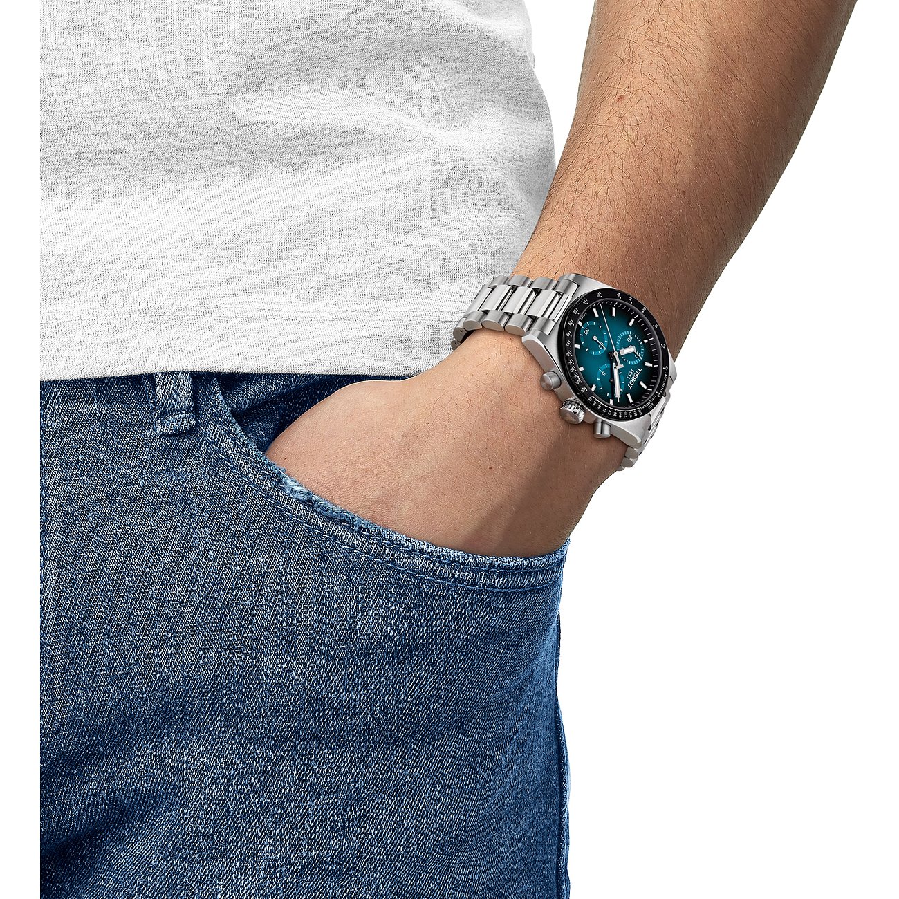 Ein Mannequin trägt eine Tissot Herrenuhr aus blauem Edelstahl mit einem Zifferblatt und Chronographen.