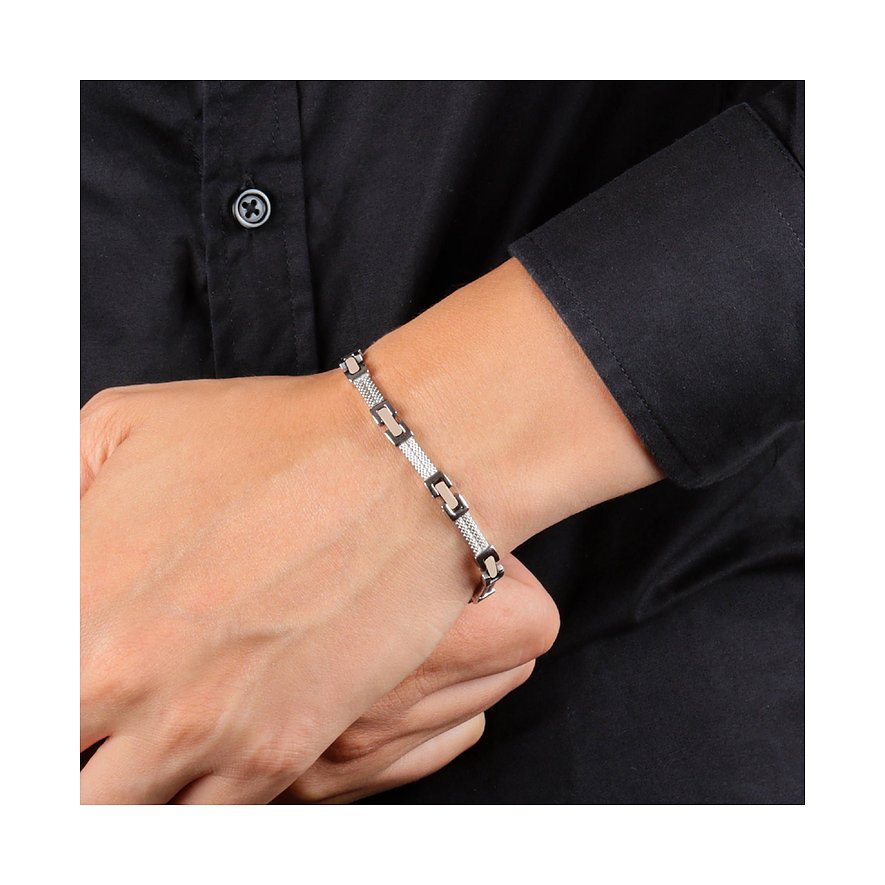Am Handgelenk getragenes Morellato Armband aus Edelstahl mit abwechselnden Silber- und Goldgliedern.