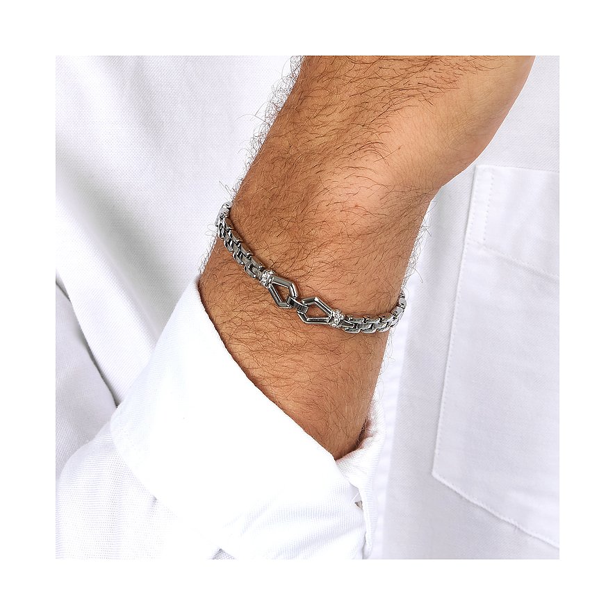 Morellato Armband aus Edelstahl mit Kristallen, getragen an einem Herrenarm und teilweise bedeckt von einem Hemd.