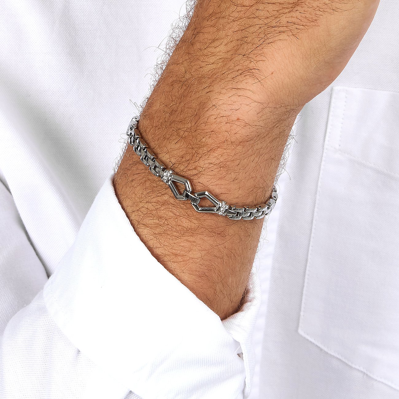 Morellato Armband aus Edelstahl mit Kristallen, getragen an einem Herrenarm und teilweise bedeckt von einem Hemd.