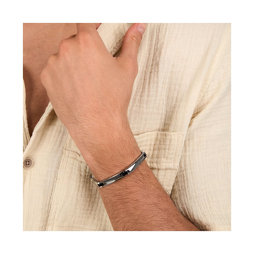 Morellato Armschmuck aus Edelstahl, der eng am Unterarm eines Mannes anliegt und glatt und gl einzend ist.
