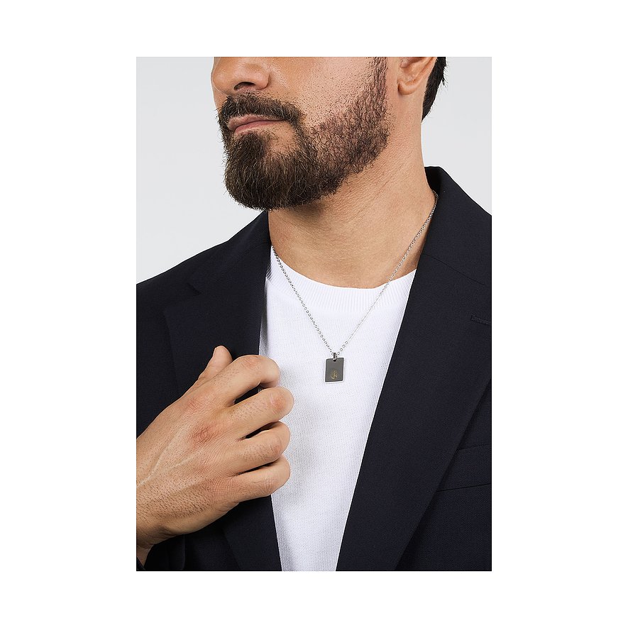 Morellato halsband i rostfritt stål med dog tag-hänge, buret runt en mans hals.