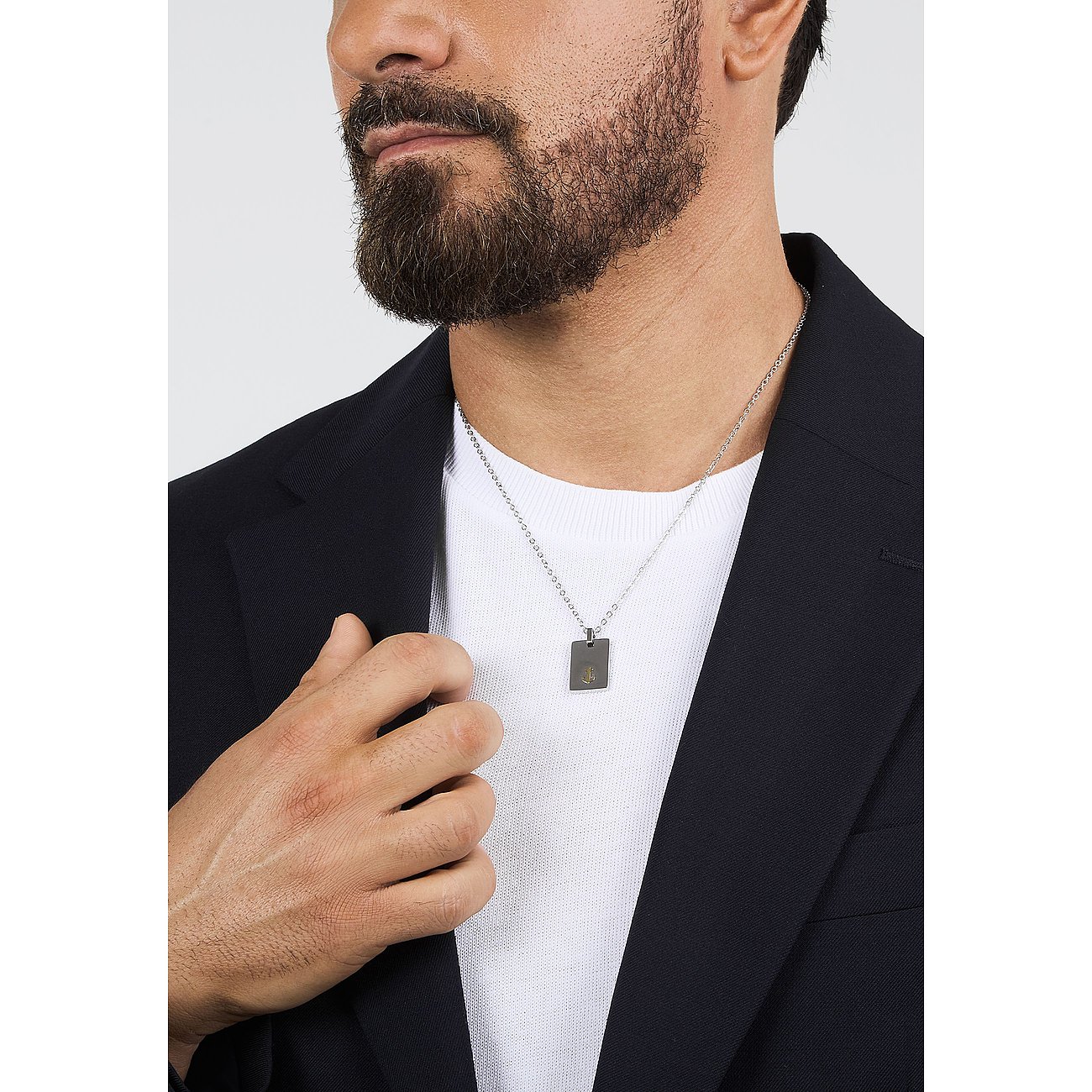 Morellato halsband i rostfritt stål med dog tag-hänge, buret runt en mans hals.