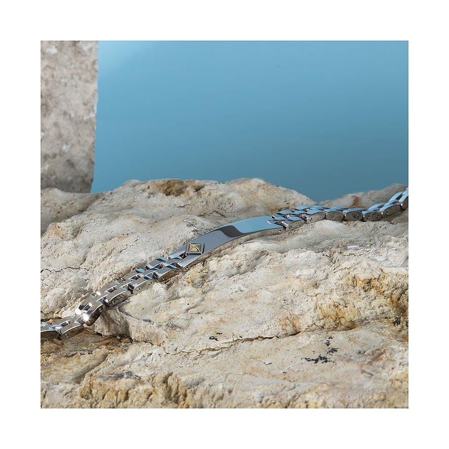 Morellato-Armband aus Edelstahl und Gelbgold auf beigem Felsen aus der Vogelperspektive gesehen.