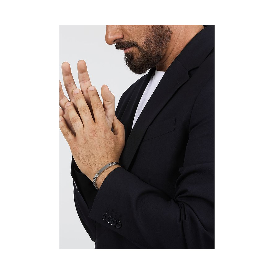 Ein Mann mit Bart trägt ein Morellato Edelstahl-Armband mit Kette an seinem linken Handgelenk