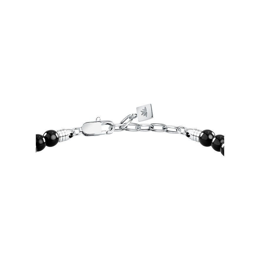 Närbild på låset av ett Morellato armband i rostfritt stål med svarta onyxfärgade pärlor.