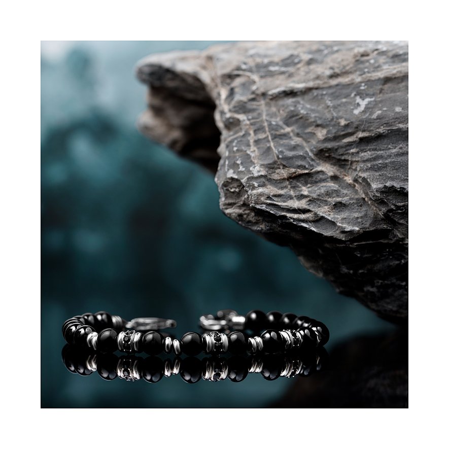 Morellato armband i rostfritt stål och svart onyx, med en frostad klippa i bakgrunden.