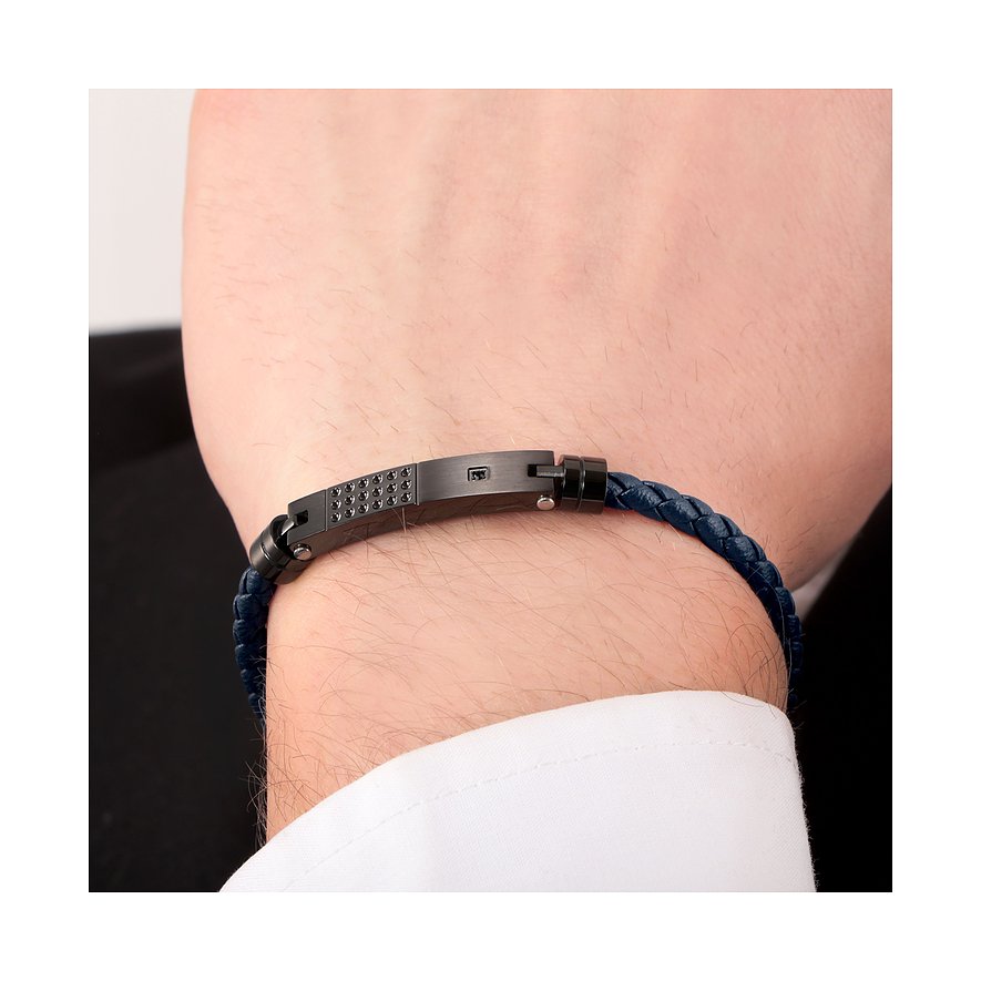 Morellato Armband am Handgelenk eines Mannes: geflochtenes blaues Leder, Edelstahlverschluss mit schwarzen Kristallen.