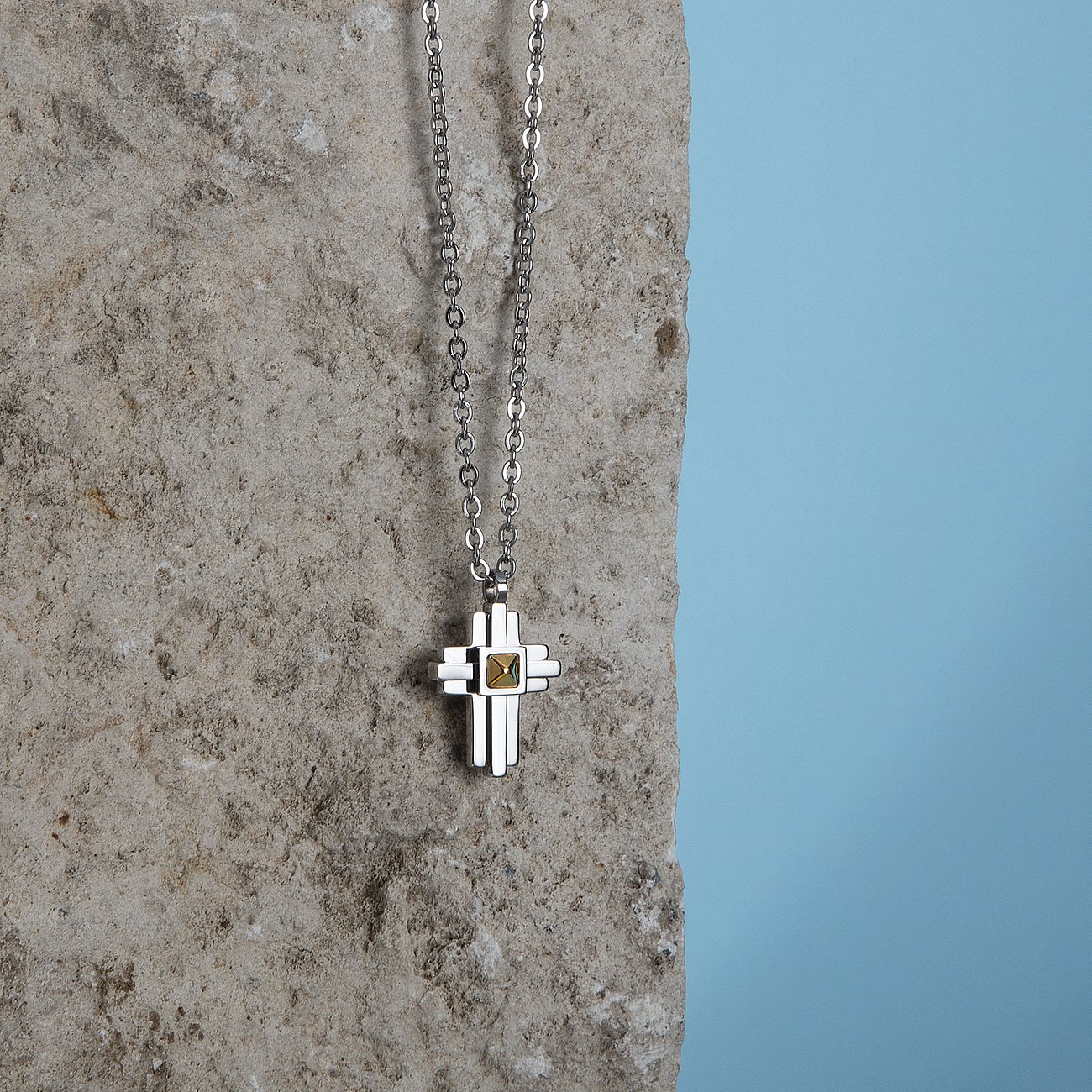 Morellato halskæde i rustfrit stål med et korsvedhæng, der har et lille, guldfarvet kvadrat i midten.