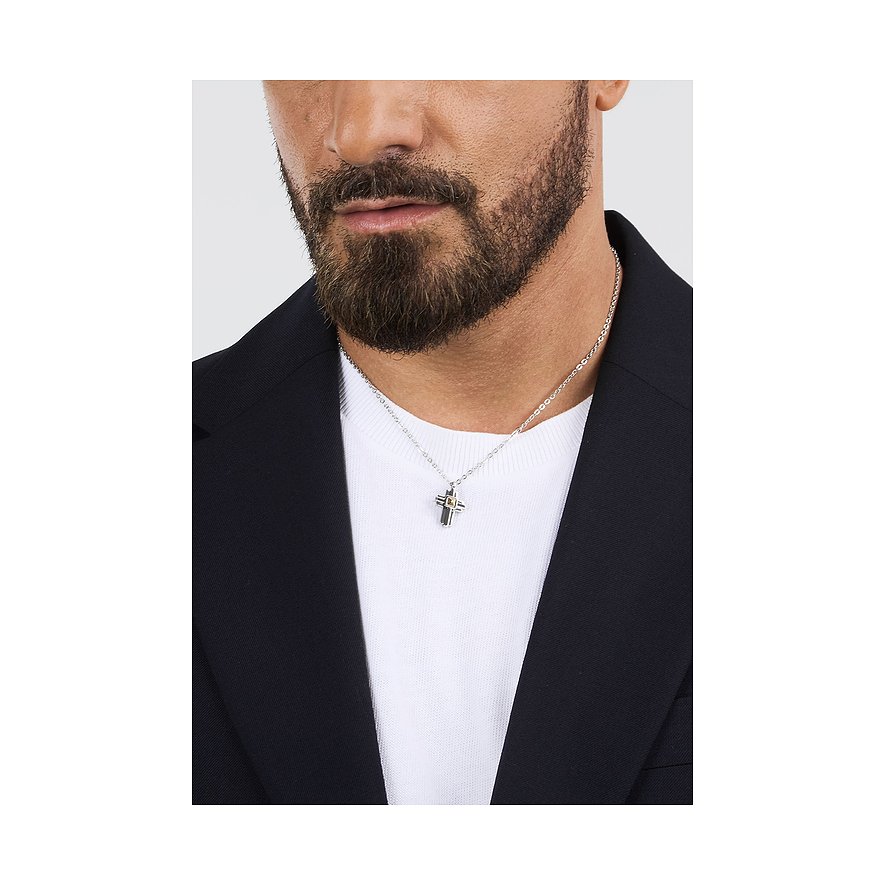 En mand i sort blazer og hvid T-shirt bærer en Morellato halskæde i rustfrit stål med korsformet vedhæng.