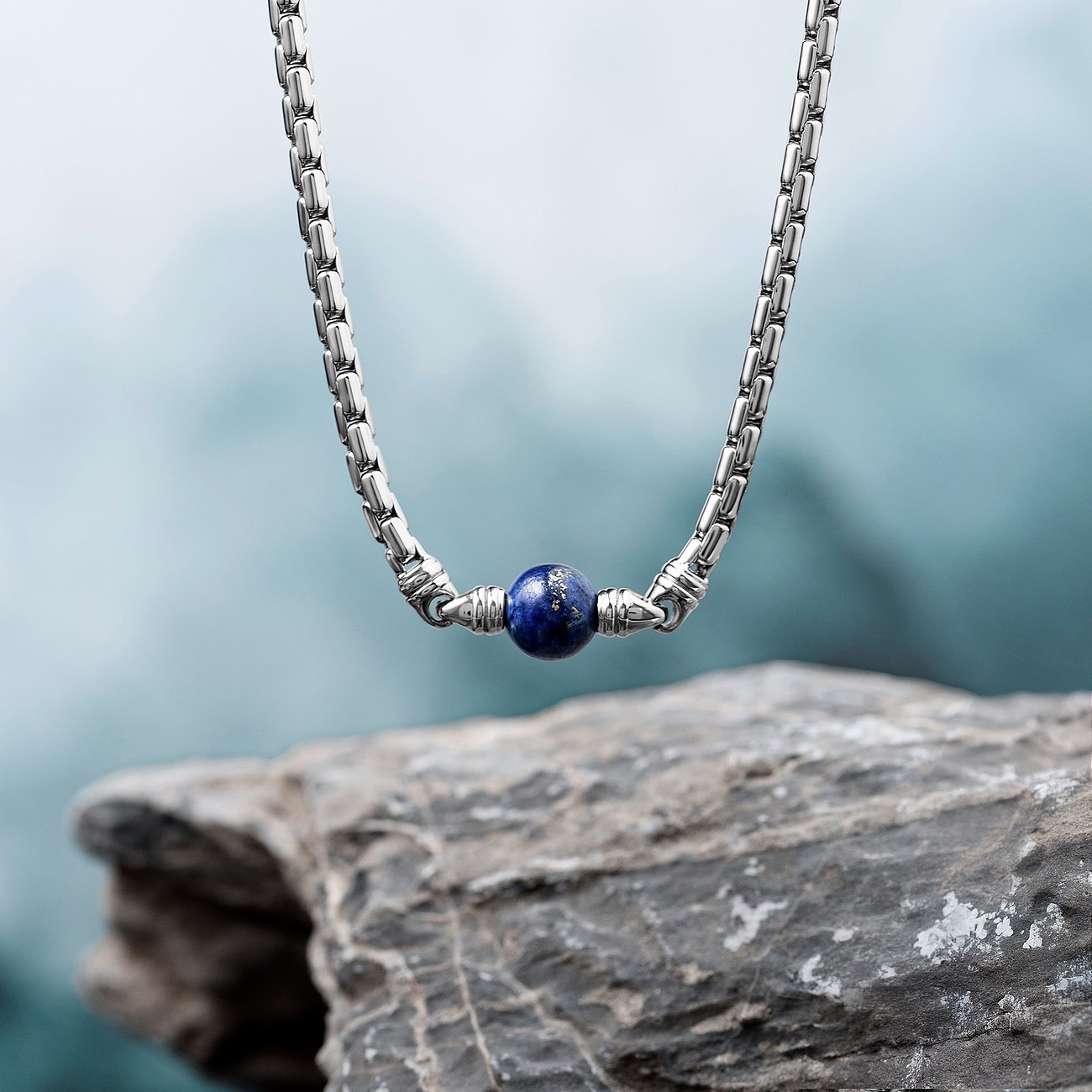 Morellato halsband i rostfritt stål med en rund lapis lazuli-pärla i mitten.