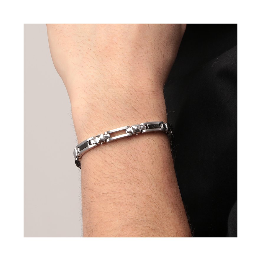 Morellato Armschmuck: Edelstahl-Armband an einem Handgelenk, das hohle und mit Nieten besetzte Glieder abwechselt.