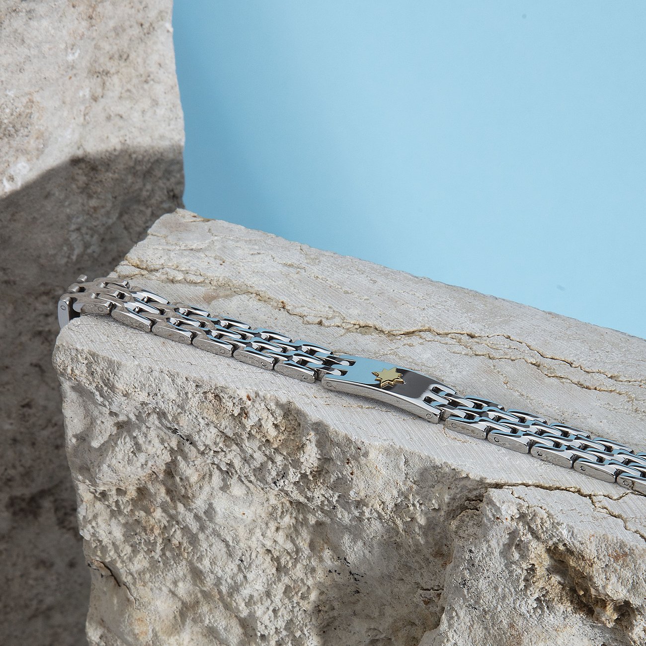 Morellato armbånd i rustfrit stål med bredere og smallere led, fremhævet med guldfarvet stjerne på midterpladen.