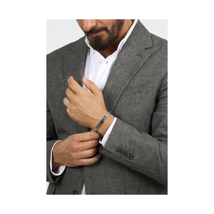 Nærbillede af en mand i jakkesæt, der viser Morellato-armbåndet i rustfrit stål på sit håndled.