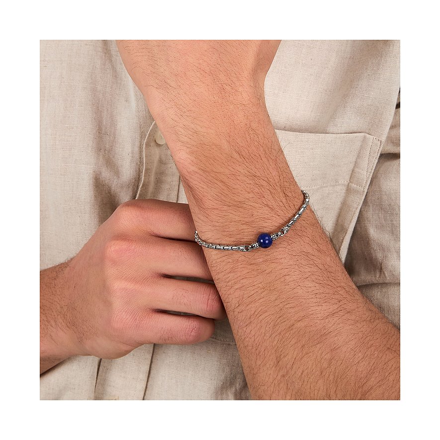 Morellato Armschmuck aus Edelstahl mit einem dunkelblauen Lapislazuli-Farbstein in der Mitte am Handgelenk.