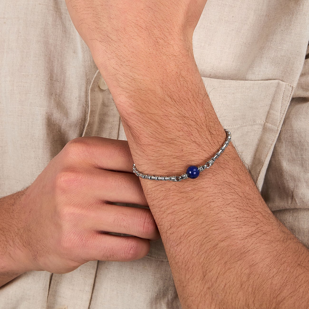 Morellato Armschmuck aus Edelstahl mit einem dunkelblauen Lapislazuli-Farbstein in der Mitte am Handgelenk.