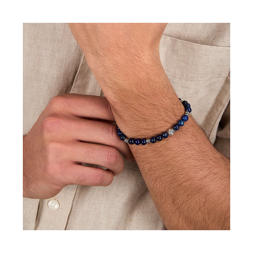 Morellato-armband i rostfritt stål med lapis lazuli och en silverfärgad ädelsten på en mans handled.