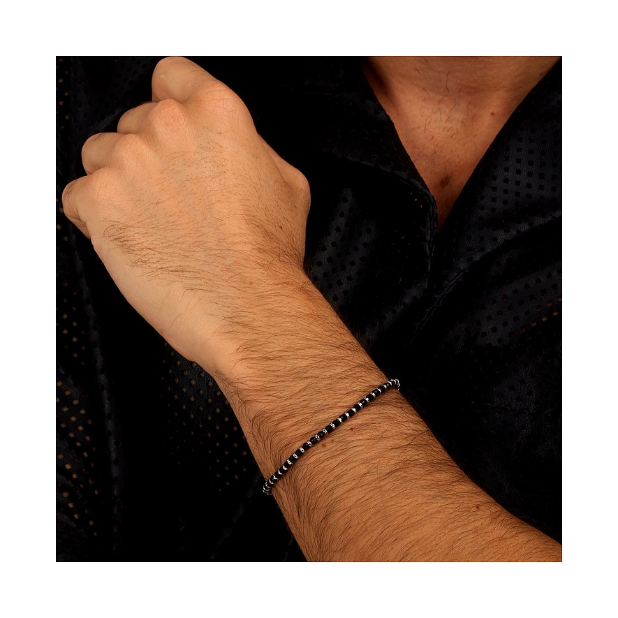 Morellato armbandsring i rostfritt stål med fasetterad svart agat, buren på en mans arm.